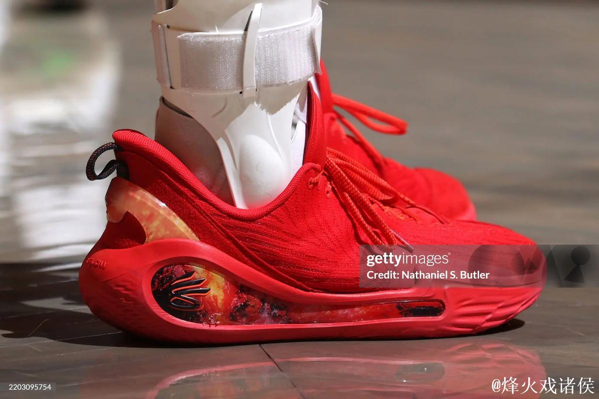 Siegel:库里再现神级表现,勇士防守低迷成拖累 Siegel:库里再现神级表现,勇士防守低迷成拖累